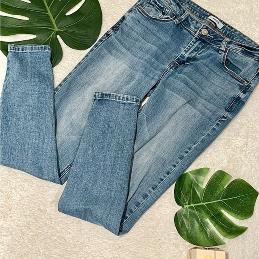 Kensie Jeans Effortless ankle mid-rise 2/26 light to medium wash w/ whiskers